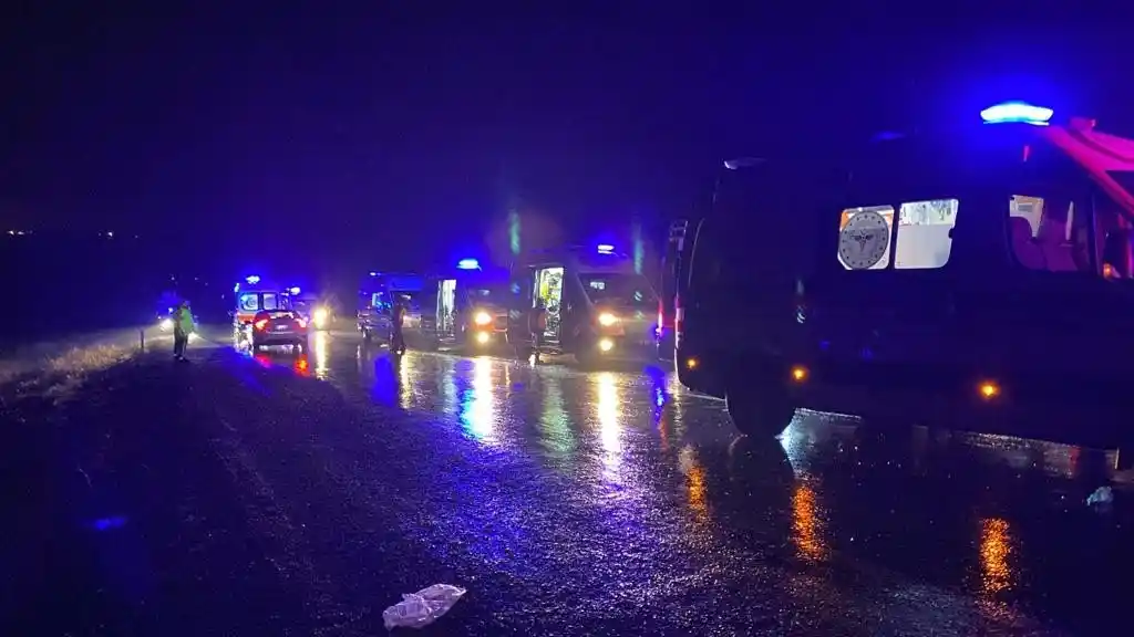 Diyarbakır’da yolcu otobüsü devrildi: 1’i bebek 5 ölü, 23 yaralı