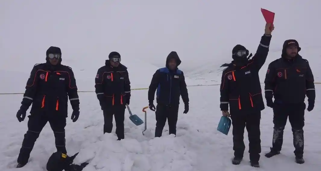 Dondurucu soğukta çığ tatbikatı