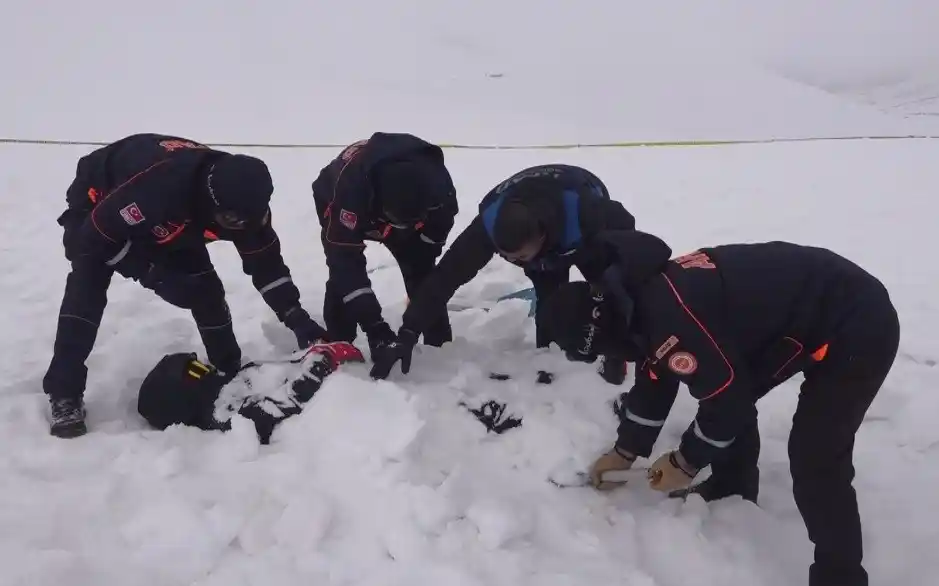 Dondurucu soğukta çığ tatbikatı