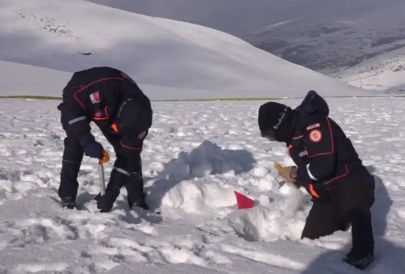 Dondurucu soğukta çığ tatbikatı