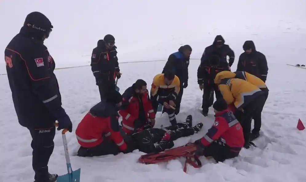 Dondurucu soğukta çığ tatbikatı