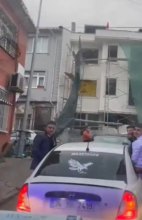 Düğün konvoyu ambulansa yol vermedi, o anlar kameraya yansıdı
