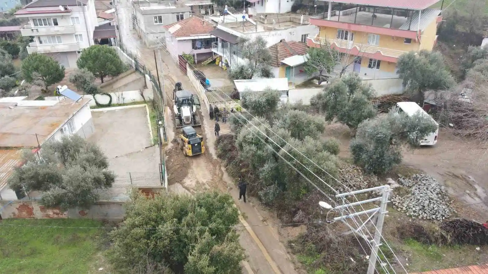 Efeler Belediyesi sağanak yağışın kapattığı yolları açtı
