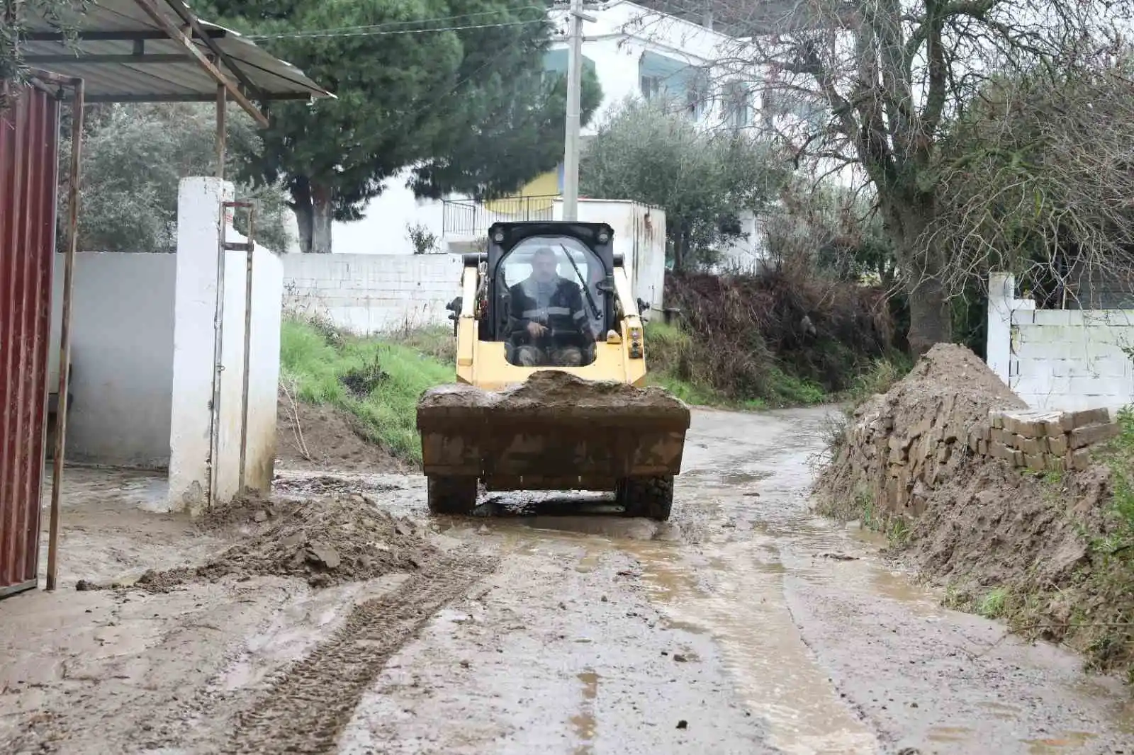 Efeler Belediyesi sağanak yağışın kapattığı yolları açtı
