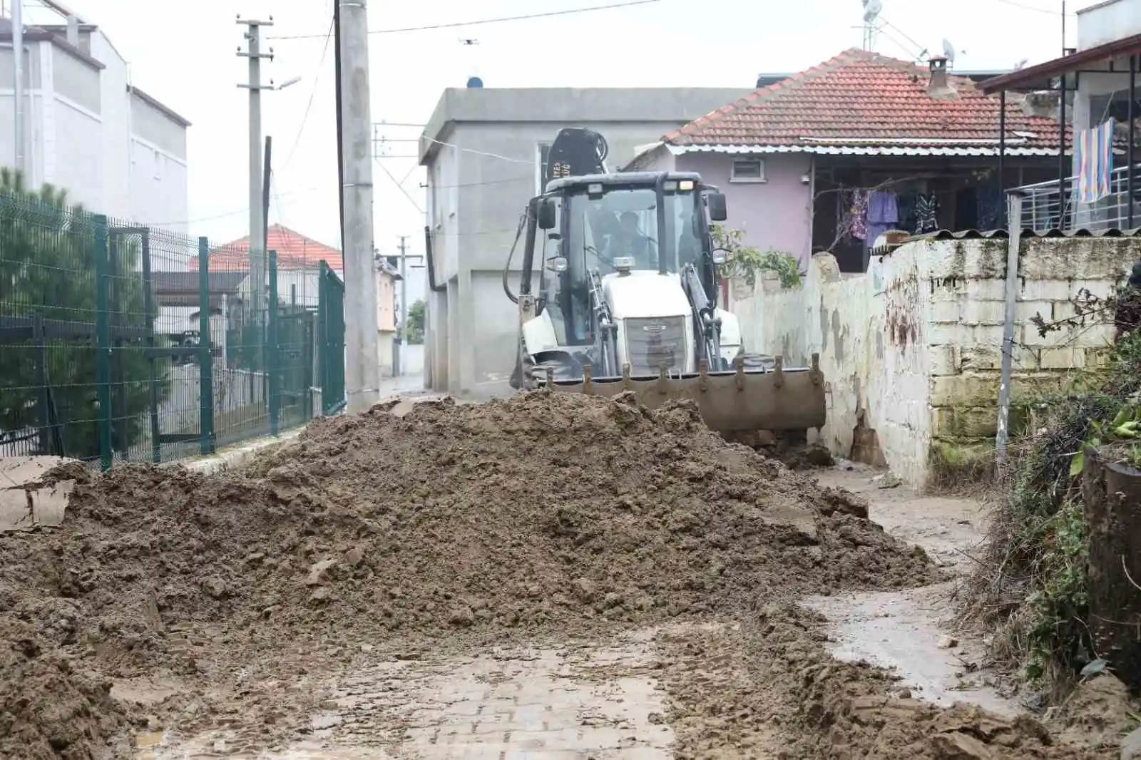 Efeler Belediyesi sağanak yağışın kapattığı yolları açtı
