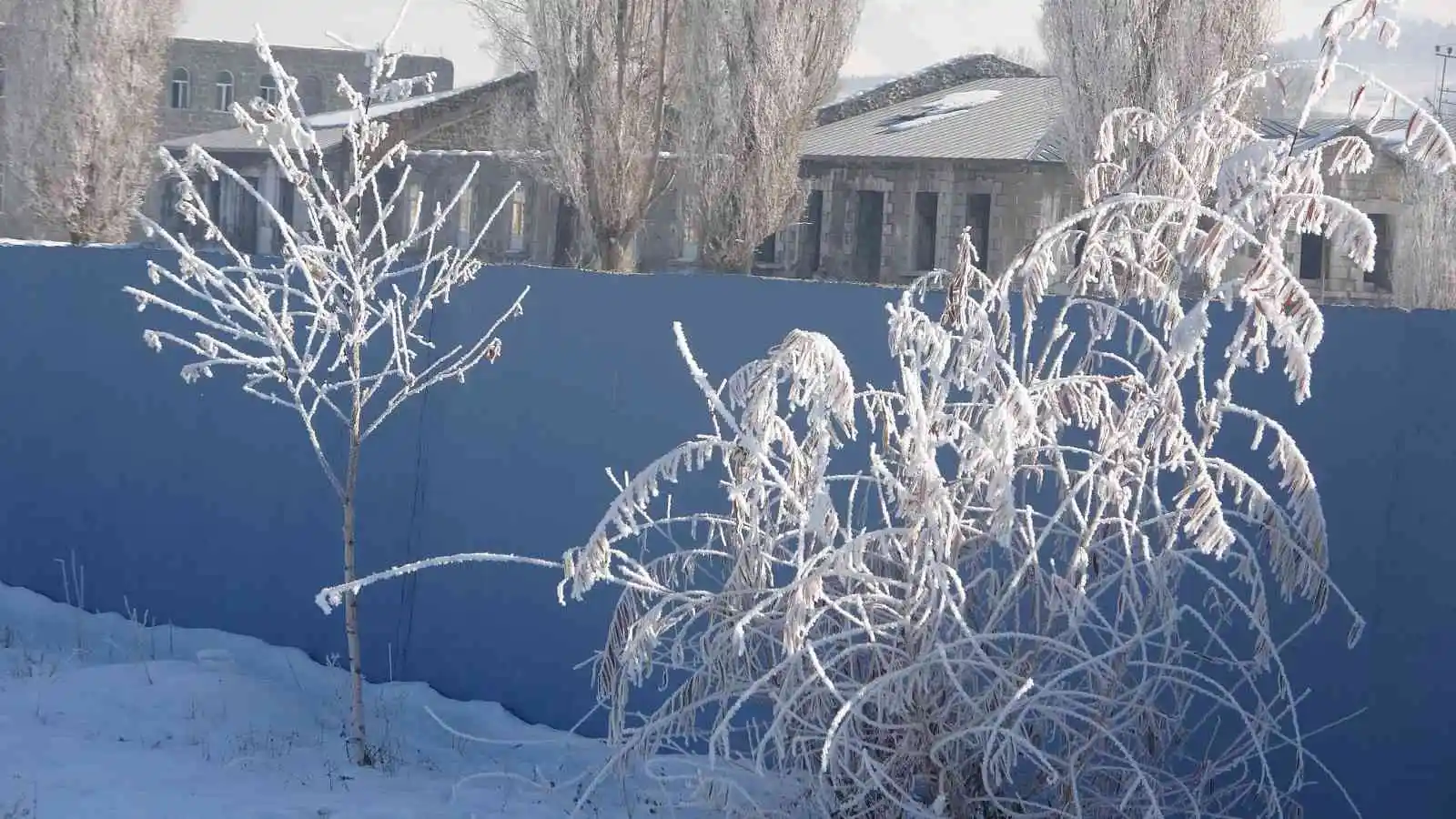 Eksi 19,3’ü gören Göle’de Kura Nehri dondu
