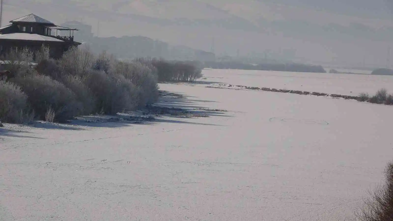 Eksi 19,3’ü gören Göle’de Kura Nehri dondu
