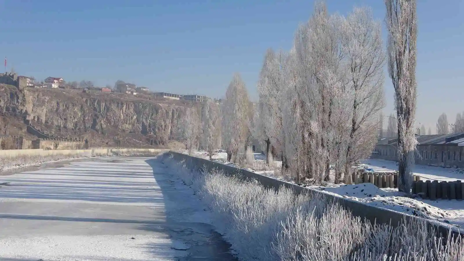 Eksi 19,3’ü gören Göle’de Kura Nehri dondu
