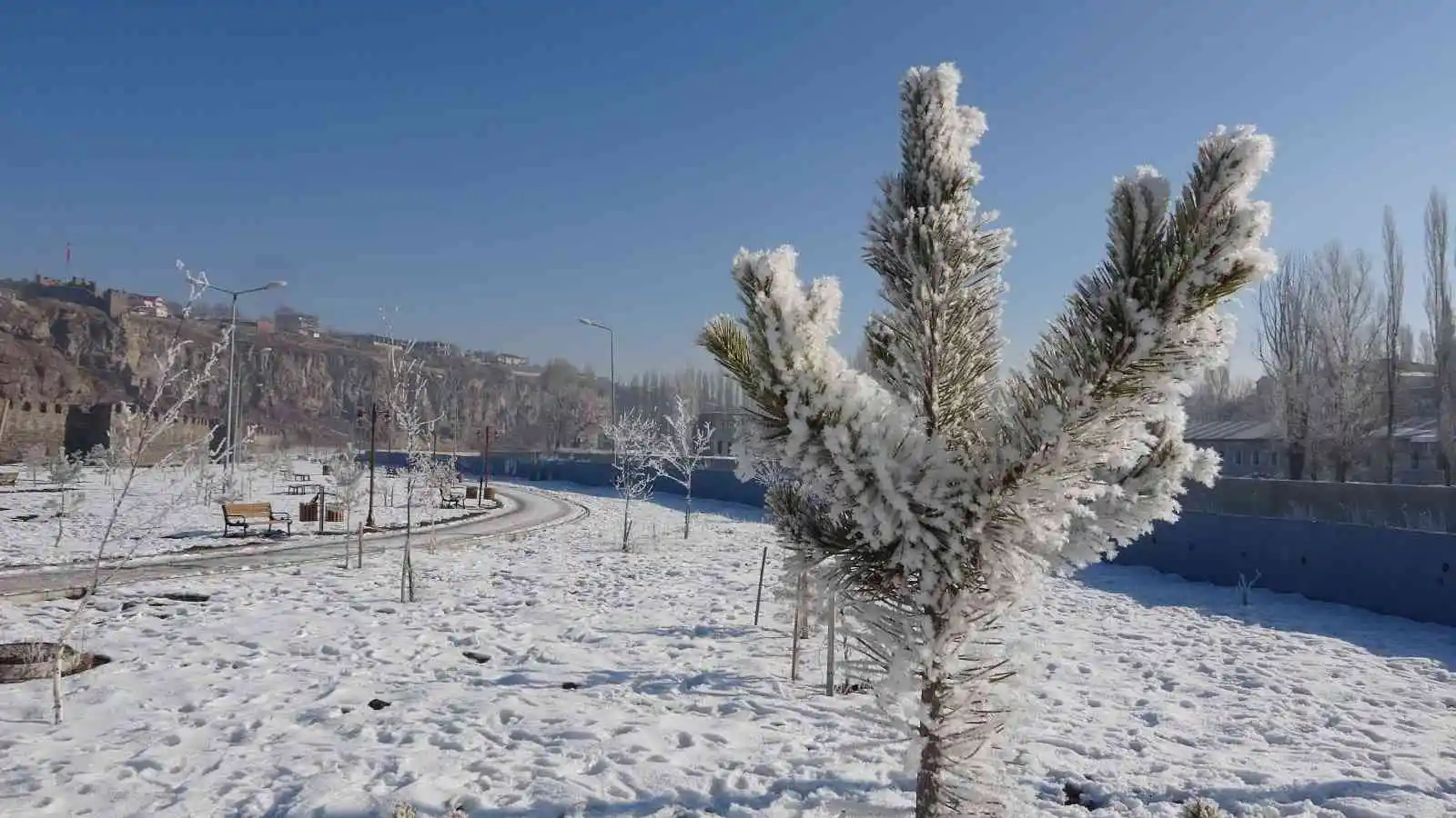 Eksi 19,3’ü gören Göle’de Kura Nehri dondu
