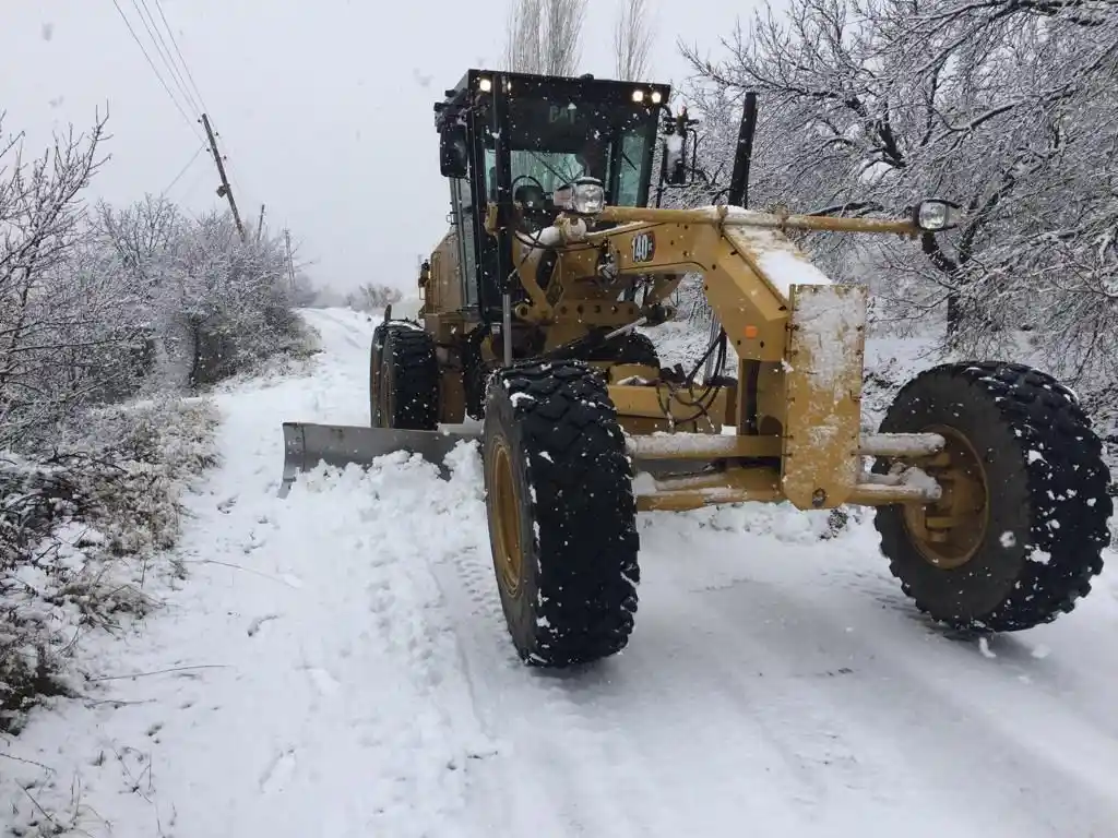 Elazığ'da kardan kapanan 28 köy yolu ulaşıma açıldı

