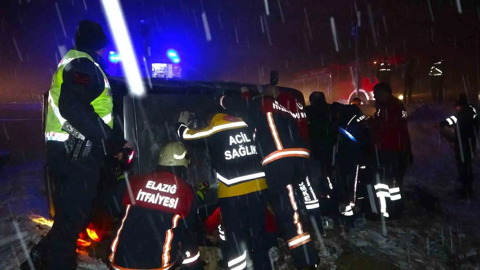 Elazığ’da kazada takla atan aracın altında sıkıştı, ekipler seferber oldu
