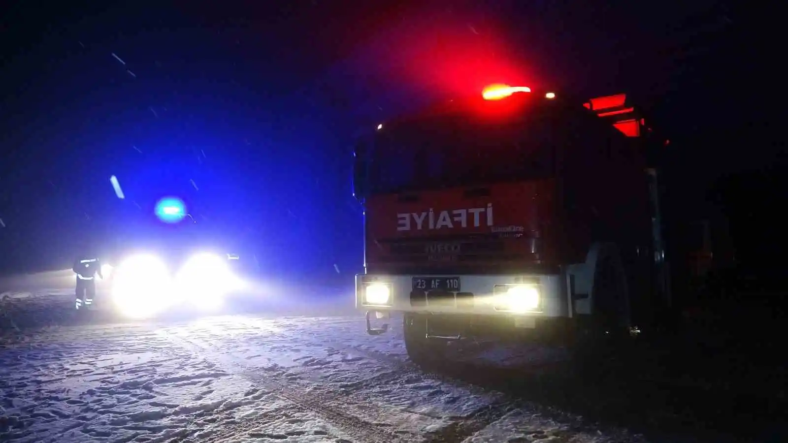 Elazığ’da kazada takla atan aracın altında sıkıştı, ekipler seferber oldu
