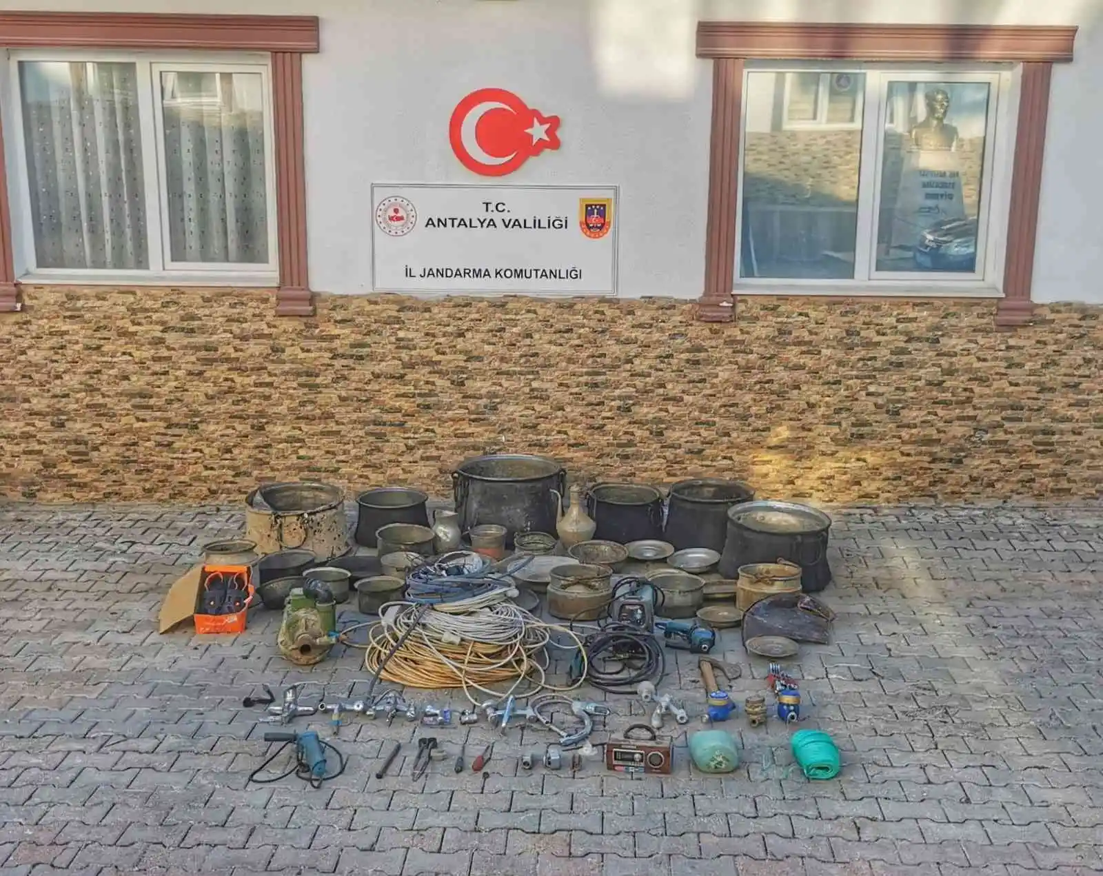 Elmalı'da hırsızlık şüphelileri jandarmadan kaçamadı