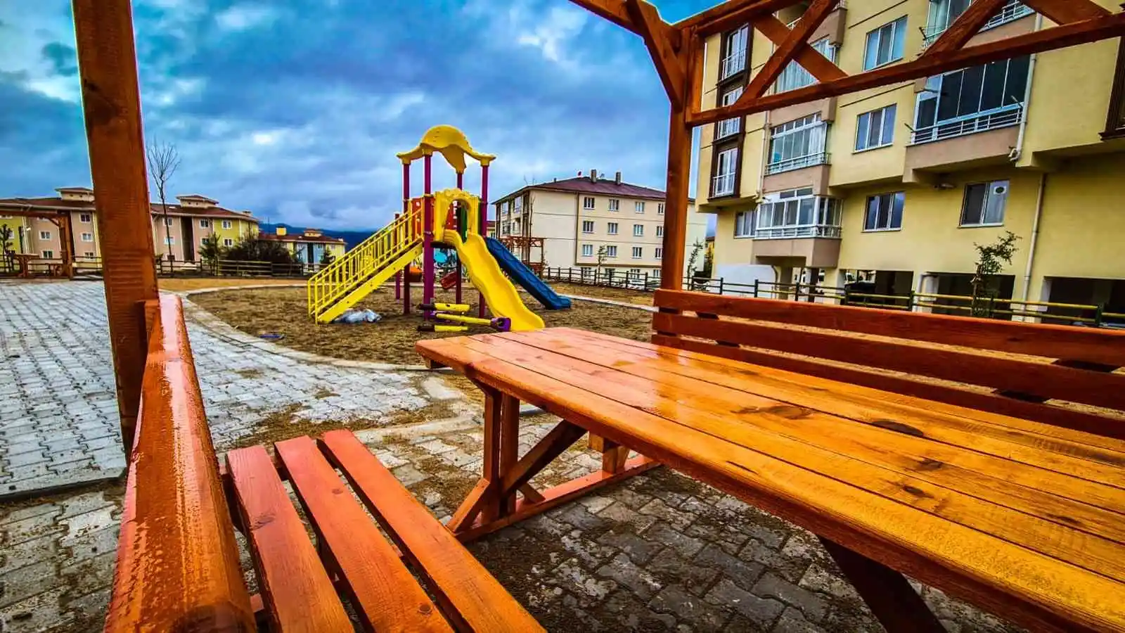 Emet Belediyesinden Akpınar Mahallesine yeni çocuk oyun parkı
