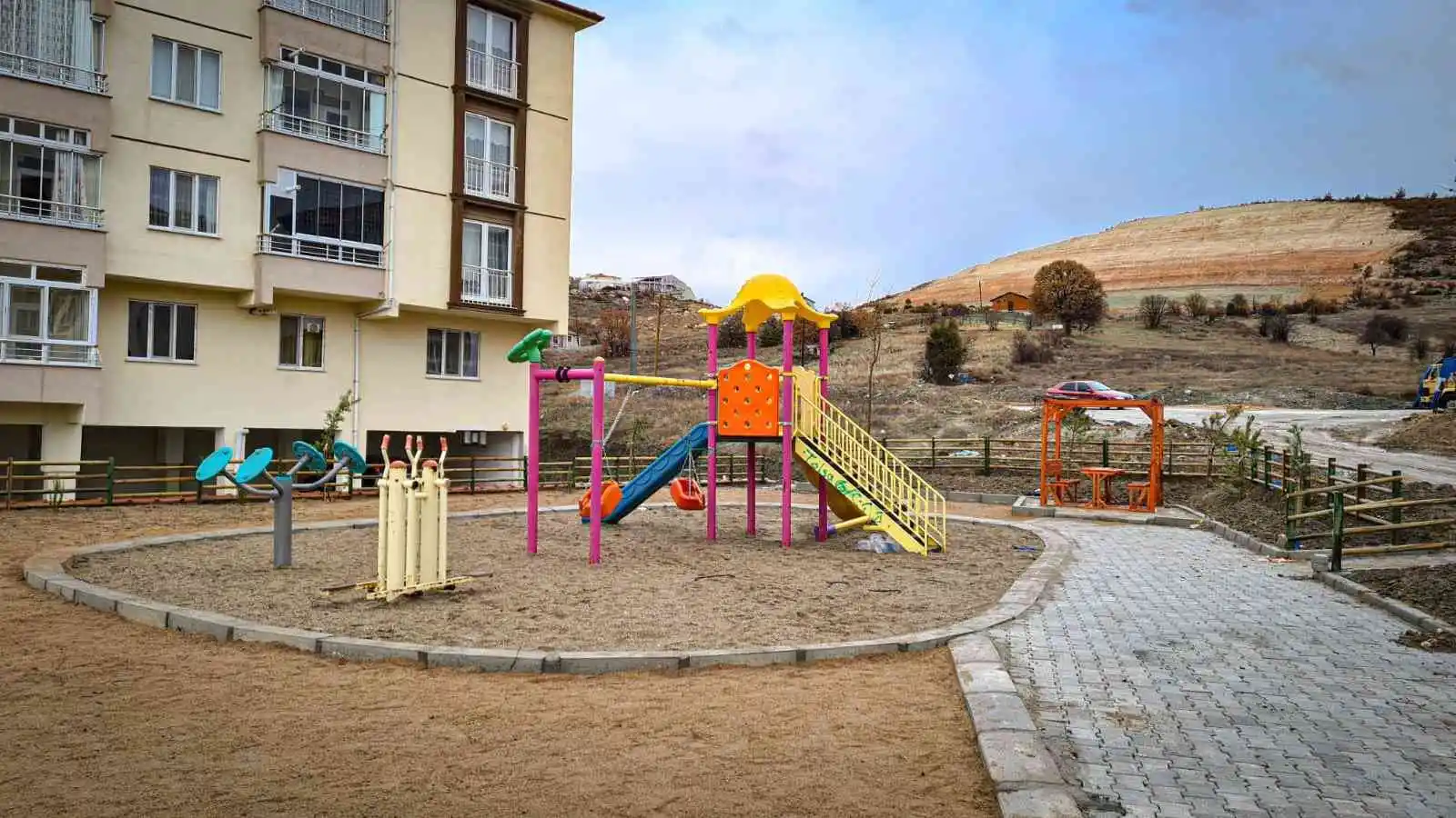 Emet Belediyesinden Akpınar Mahallesine yeni çocuk oyun parkı
