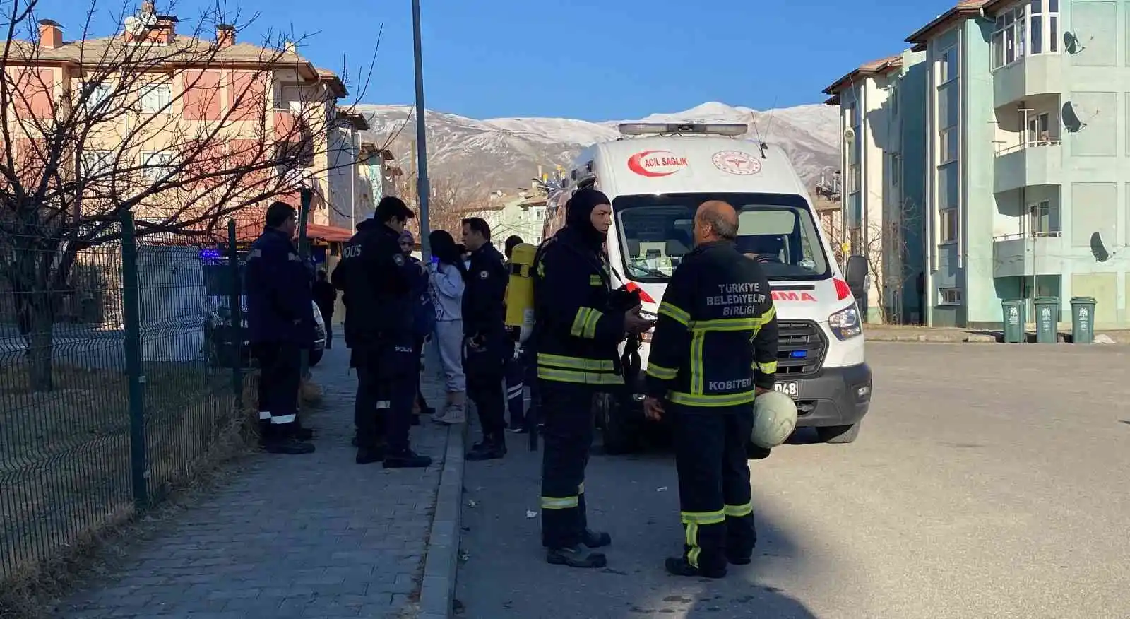 Erzincan'daki ev yangınında 1 kişi dumandan etkilendi
