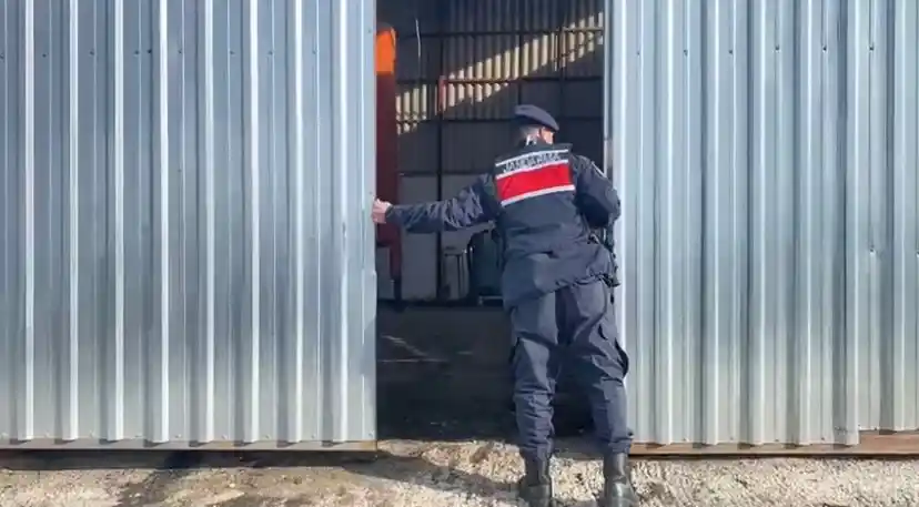 Eski tavuk çiftliğinde kaçak akaryakıt üretiyordu yakalandı