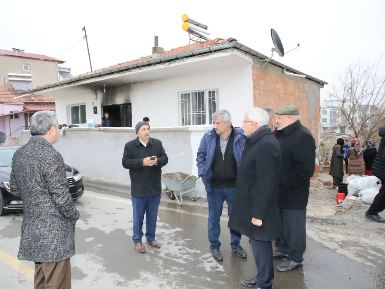 Evi yanan aileye Başkan Güder sahip çıktı
