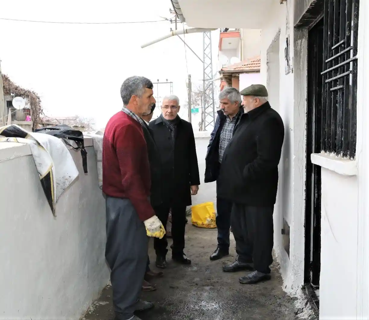 Evi yanan aileye Başkan Güder sahip çıktı
