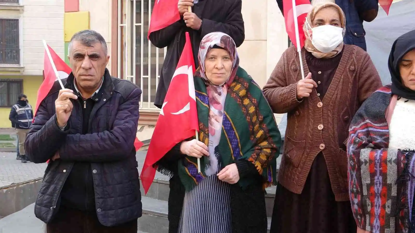 Evlat nöbetindeki baba: “Çocuklarımız HDP il binasından götürüldü”
