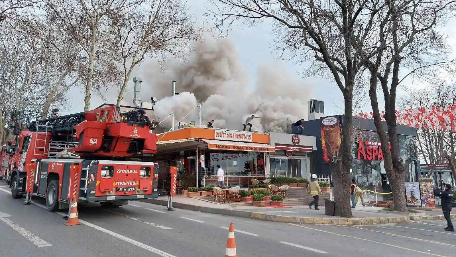 Florya'da restoranın bacasındaki yangın yan restorana sıçradı

