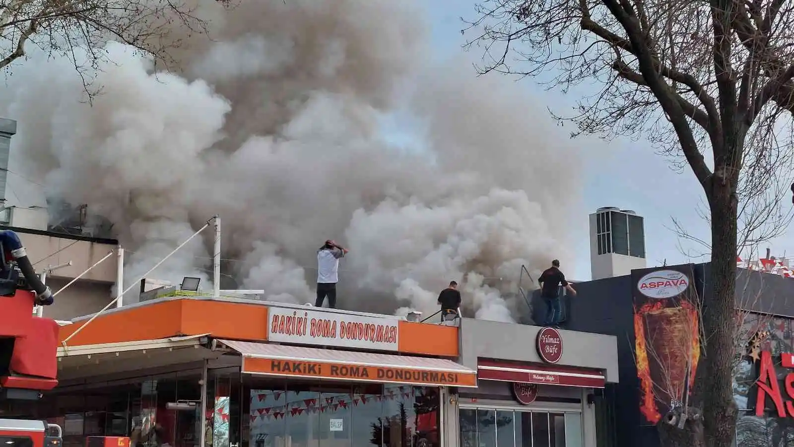 Florya’da restoranın bacasındaki yangın yan restorana sıçradı
