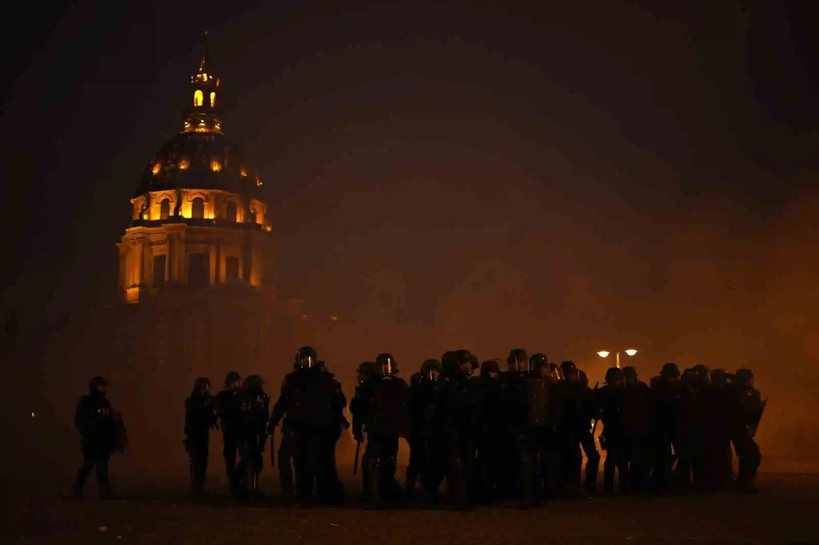 Fransa'da emeklilik reformu protestosuna gazlı müdahale: 30 gözaltı
