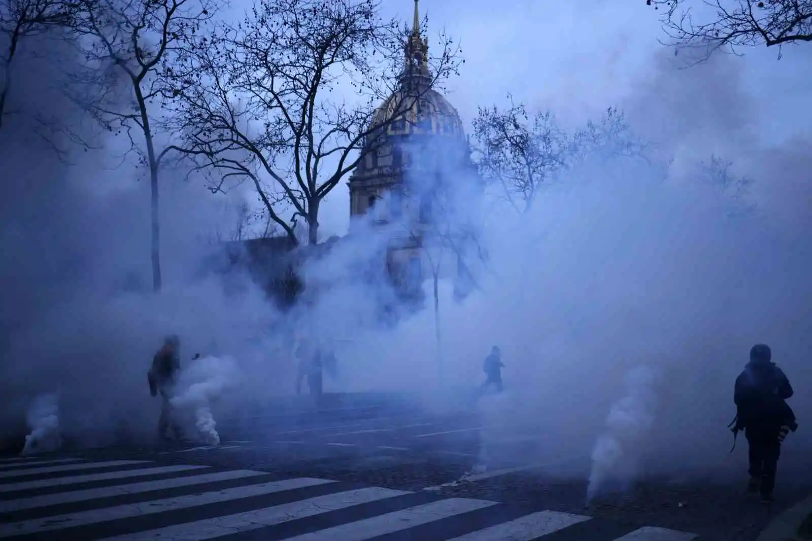 Fransa’da emeklilik reformu protestosuna gazlı müdahale: 30 gözaltı
