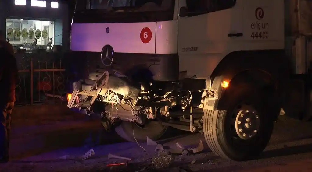 Gaz pedalı takılan otomobil tıra çarpıp çay bahçesine uçtu: 3 yaralı
