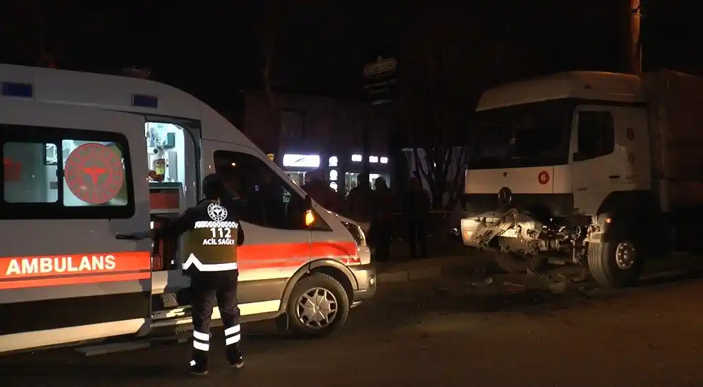 Gaz pedalı takılan otomobil tıra çarpıp çay bahçesine uçtu: 3 yaralı
