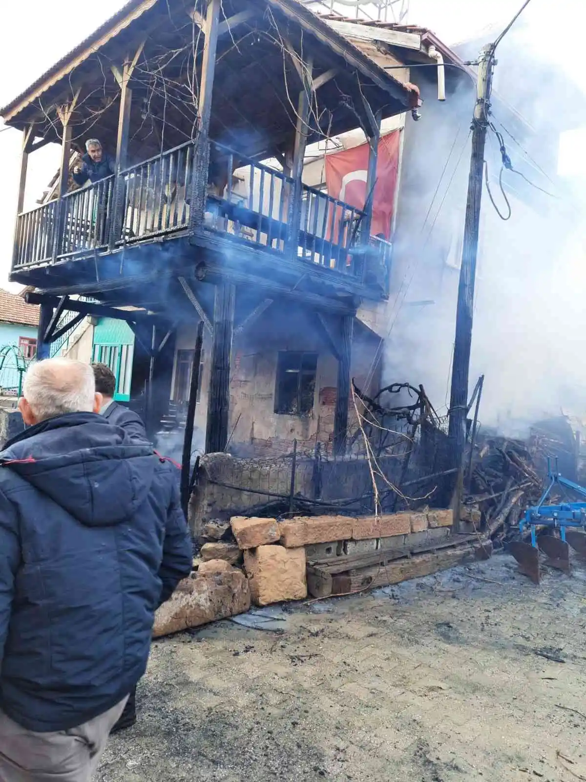 Gediz'deki yangında traktör, otomobil ve samanlık yandı
