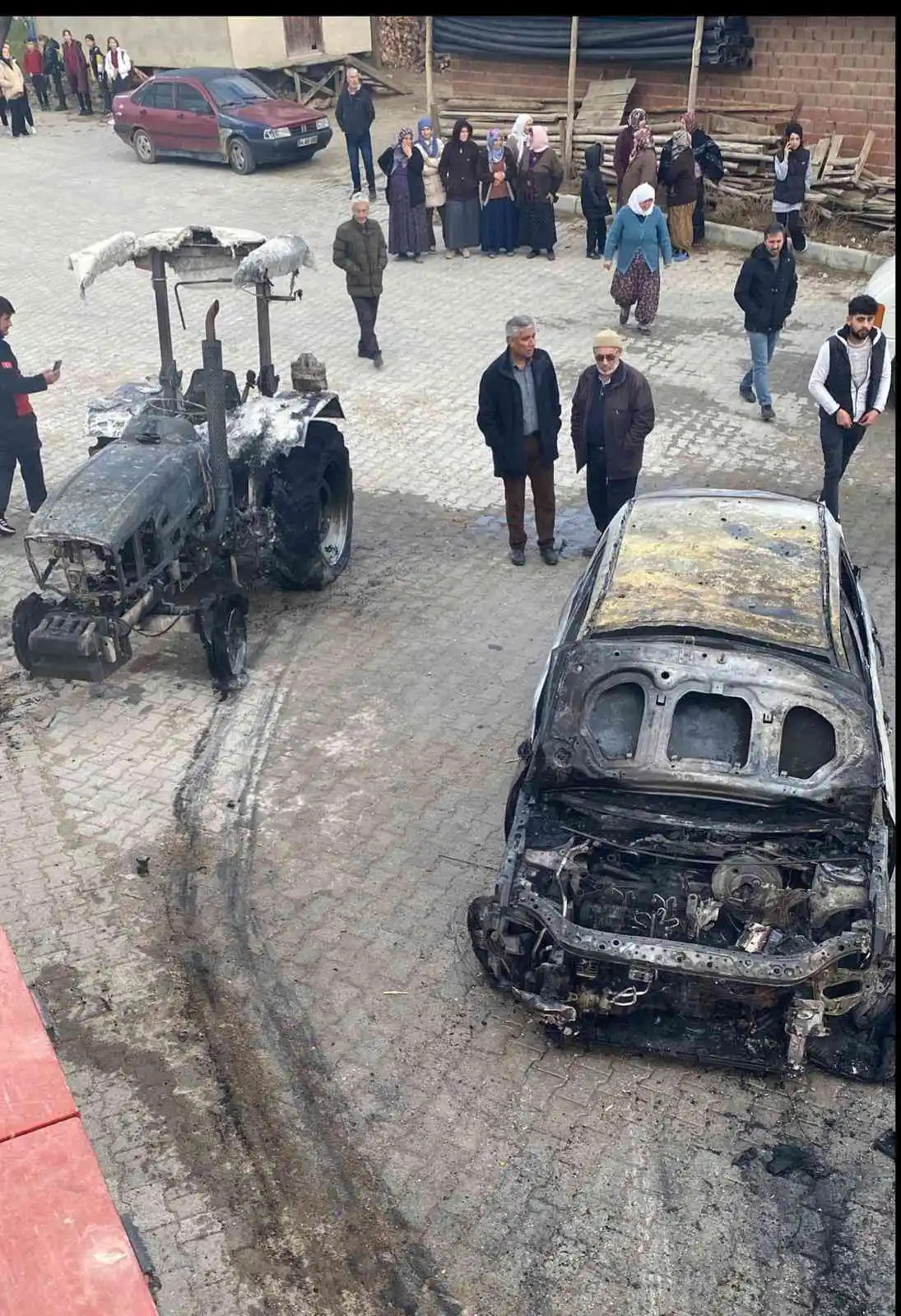 Gediz’deki yangında traktör, otomobil ve samanlık yandı
