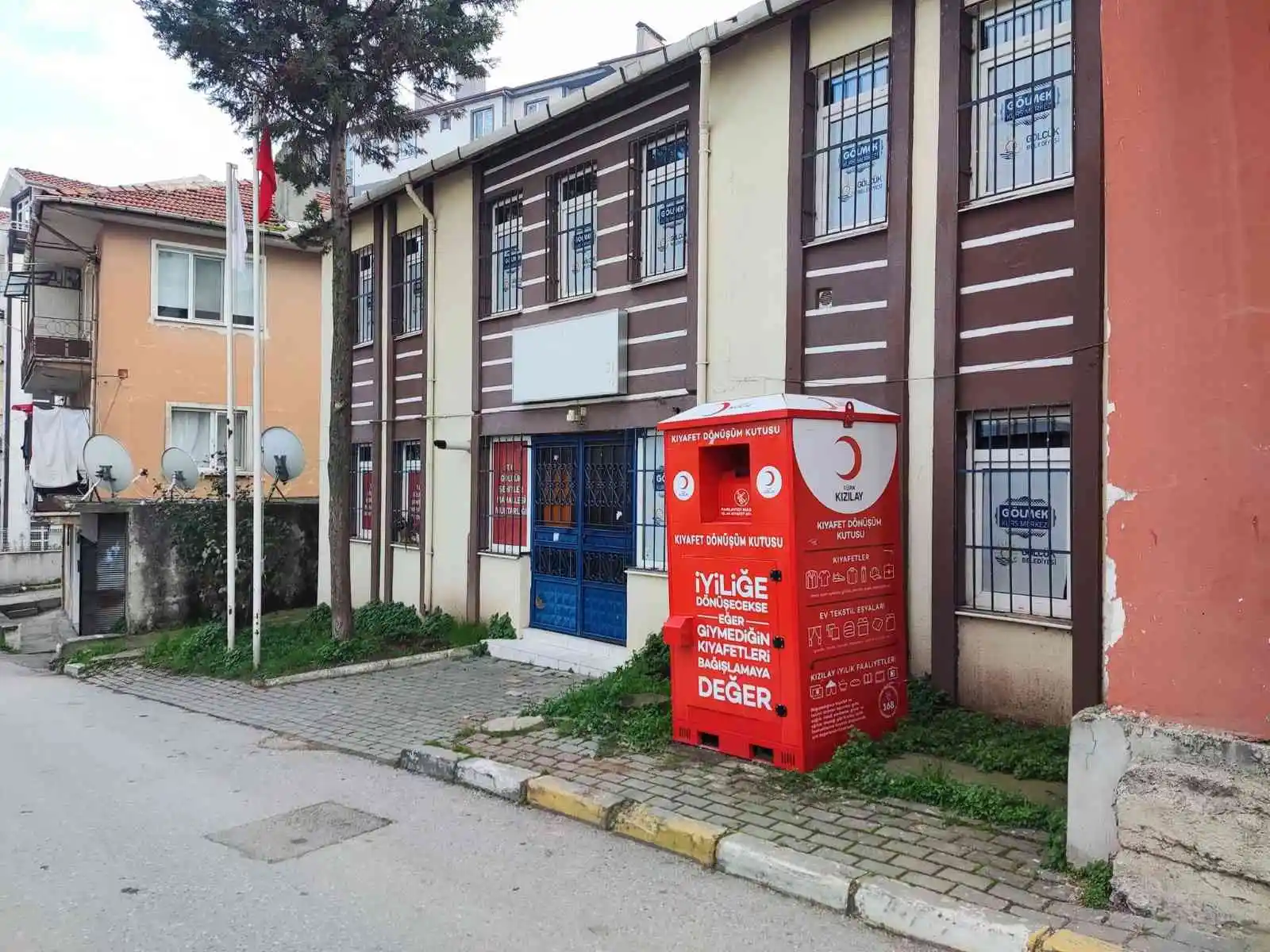Gölcük'ün 100 farklı noktasına kıyafet dönüşüm kutuları yerleştirildi