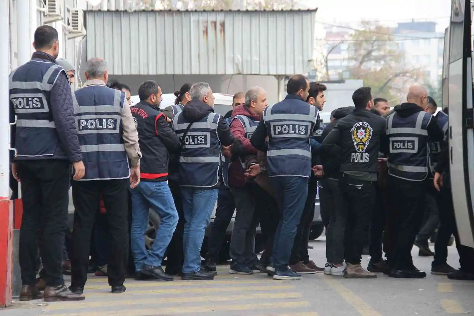 Göztepe-Altay derbisinde işaret fişeği kullanan sanığa 15 yıl hapis cezası talebi
