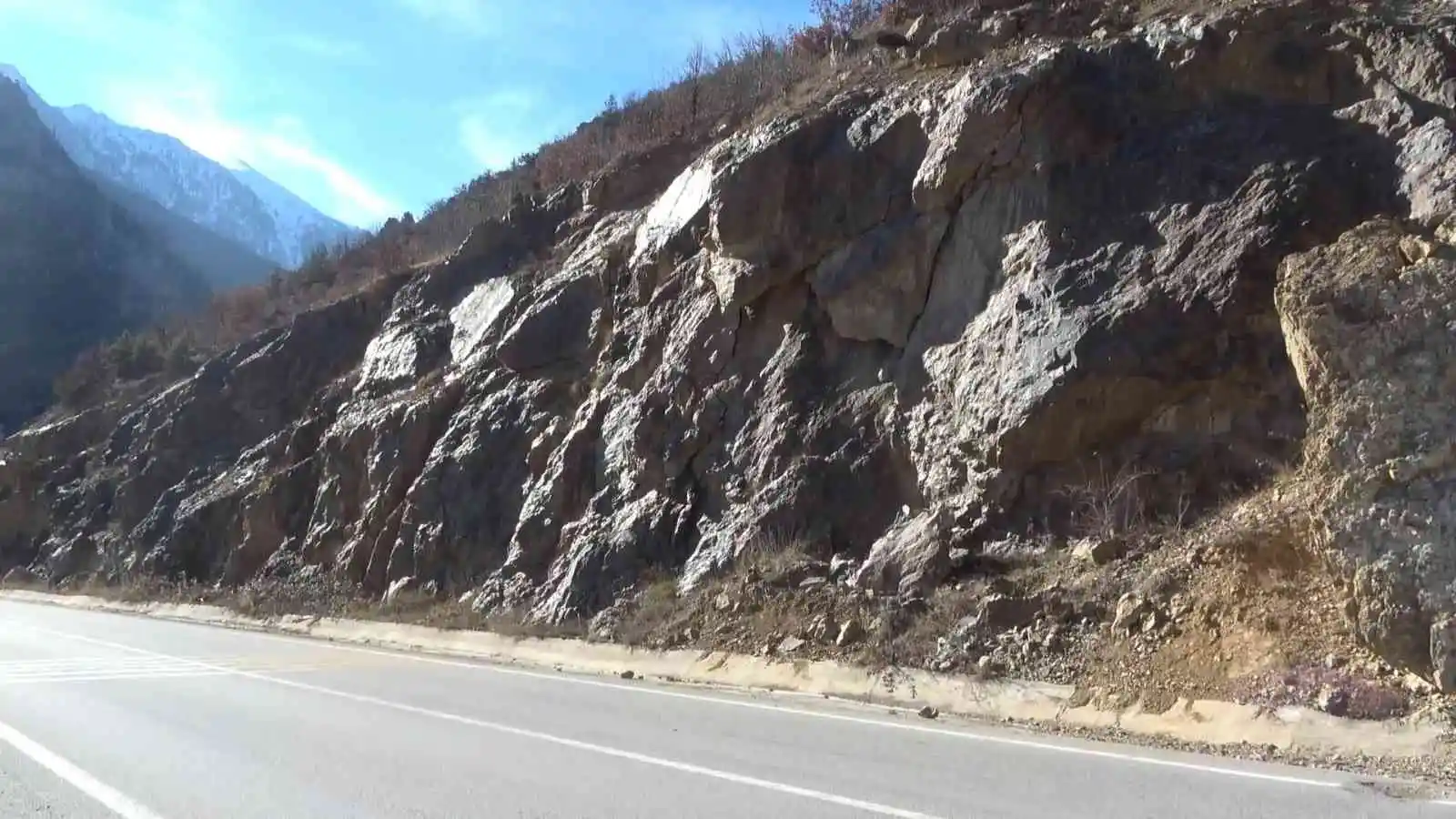 Gümüşhane-Kürtün karayolunda yamaçlarda bulunan kayalar faciaya davetiye çıkarıyor
