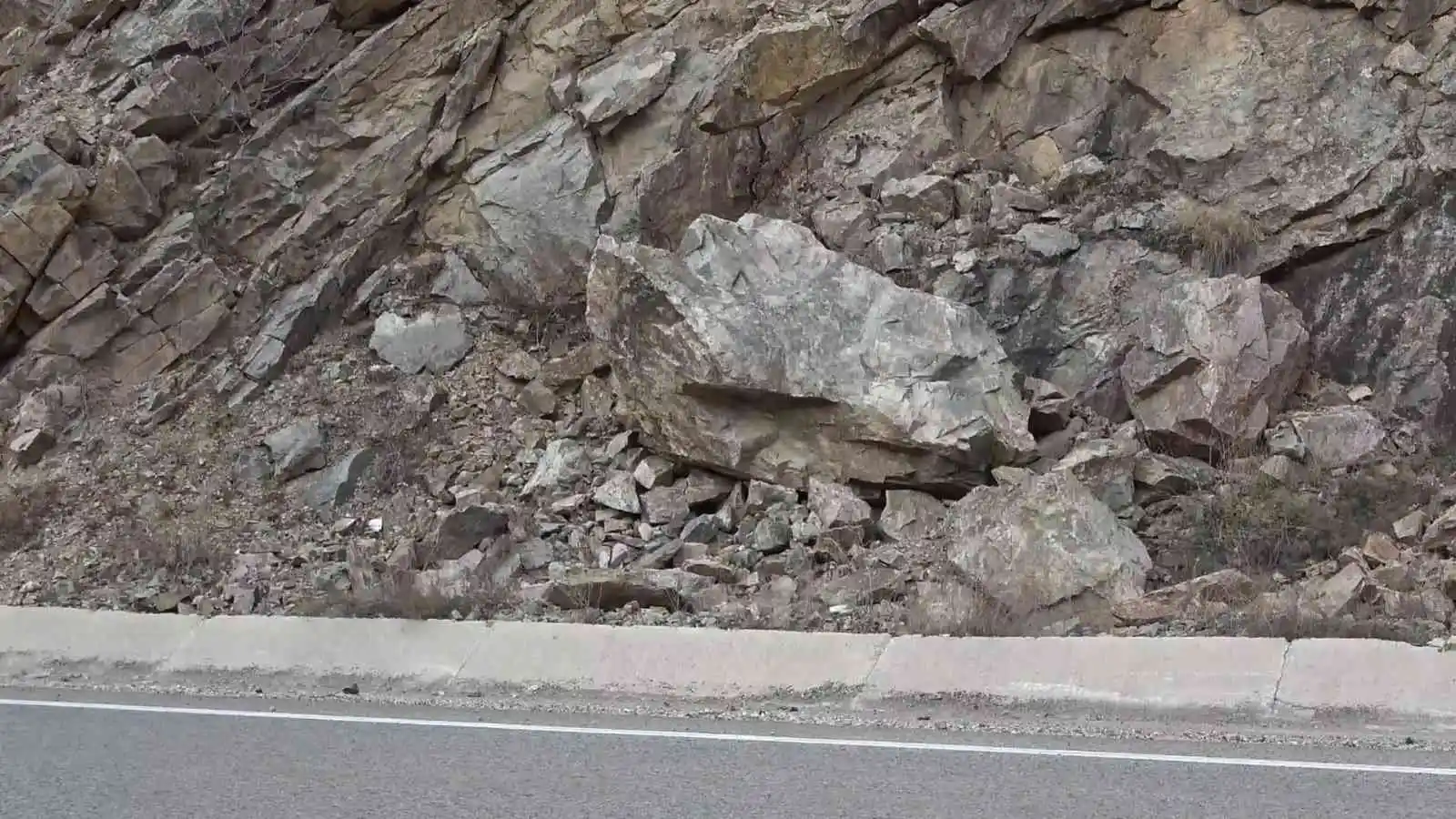 Gümüşhane-Kürtün karayolunda yamaçlarda bulunan kayalar faciaya davetiye çıkarıyor
