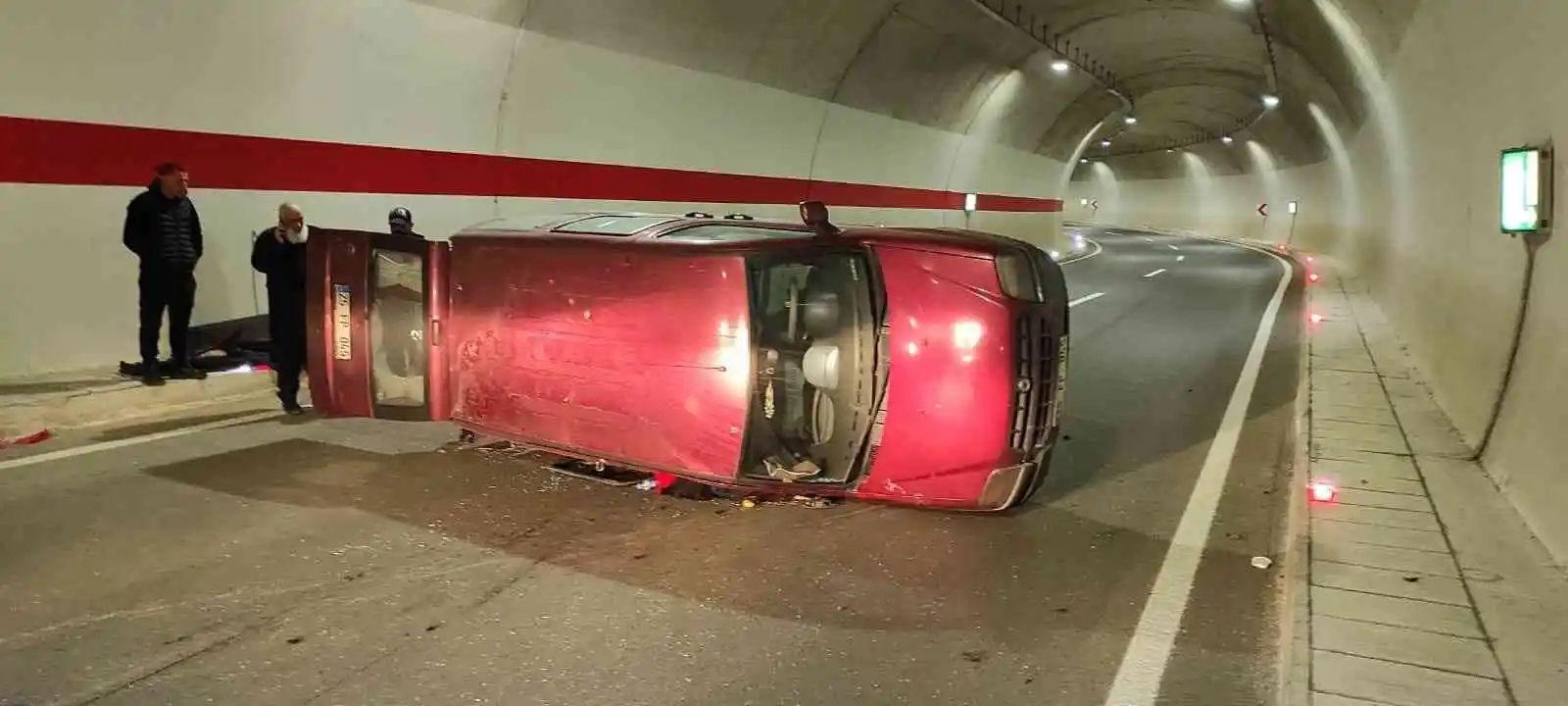 Hafif ticari araç tünel içinde yan yattı: 2 yaralı
