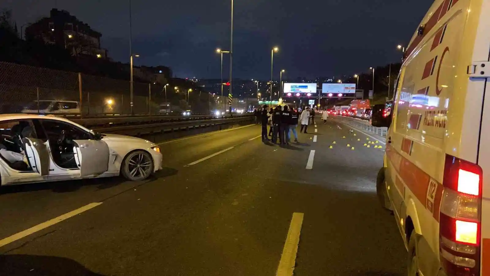 Haliç Köprüsü’nde bir otomobile düzenlenen silahlı saldırı sonucu ölü ve yaralıların olduğu öğrenildi. Haliç Köprüsü E-5 orta şeridi trafiğe kapatıldı. Polis ekiplerinin olay yerinde çalışmaları sürüyor.
