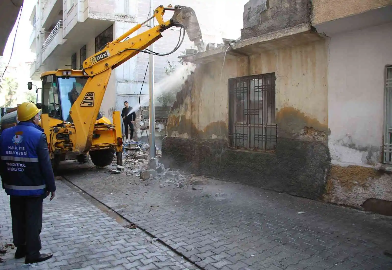 Haliliye’de riskli ve metruk yapılar yıkılıyor
