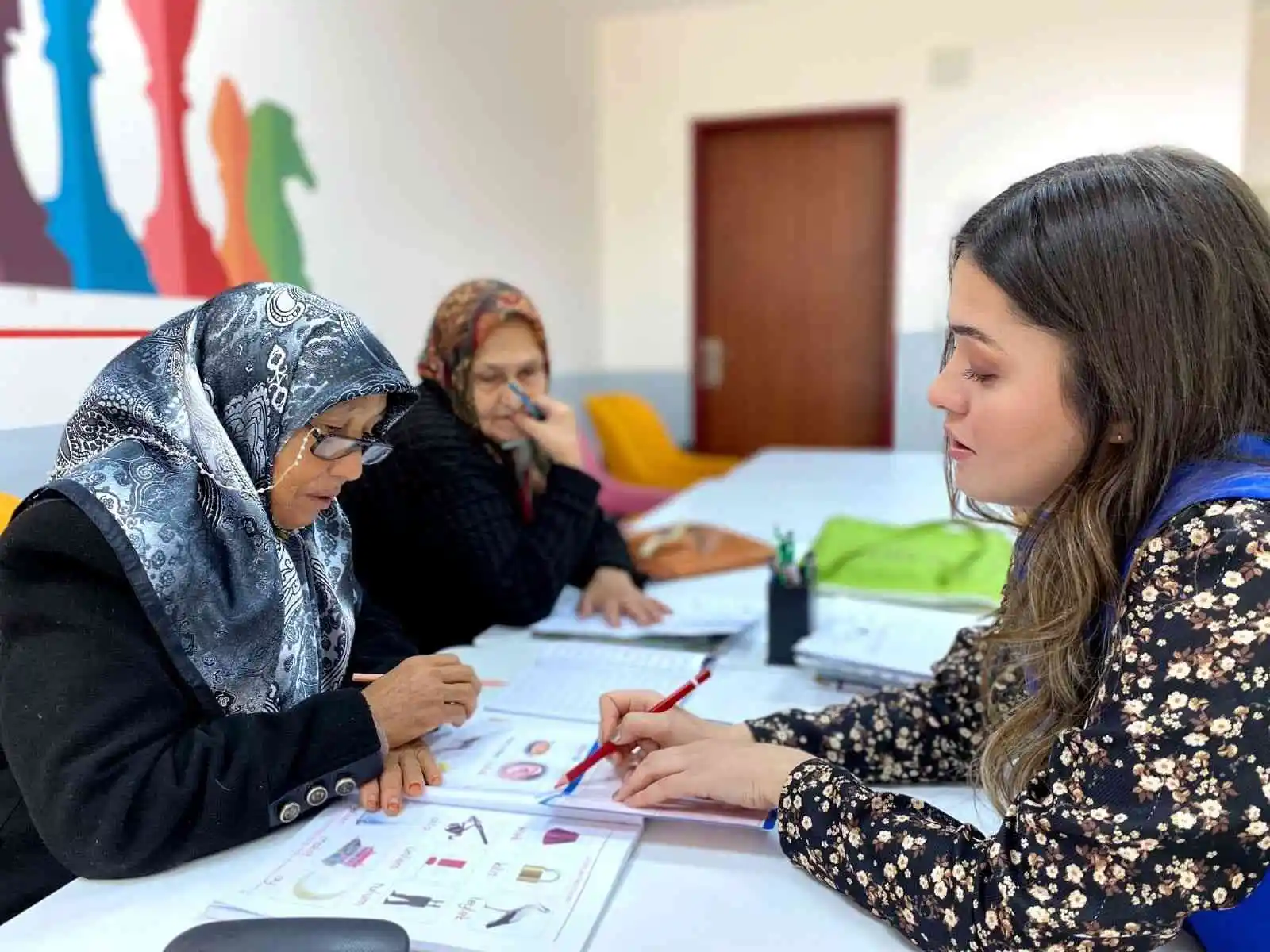 Hiç okula gitmeyen iki komşu kadının azmi

