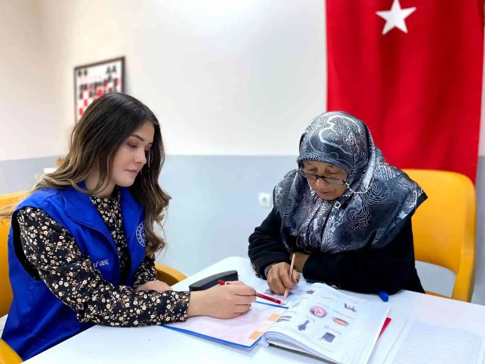 Hiç okula gitmeyen iki komşu kadının azmi
