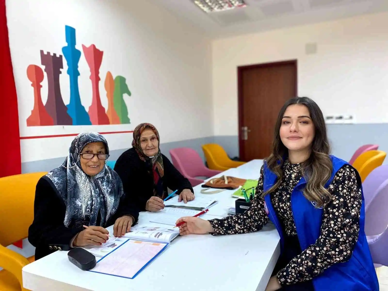 Hiç okula gitmeyen iki komşu kadının azmi
