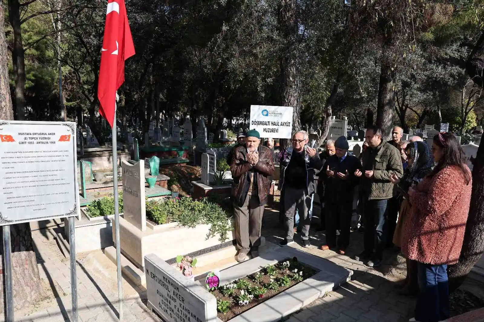 Huzurevi Sakinleri Topçu Yüzbaşı’nı mezarı başında andı