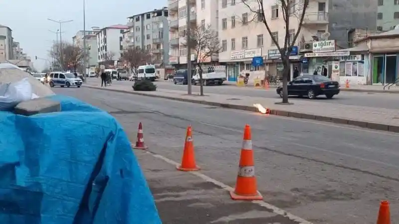 Iğdır'da akıl al almaz olay: Alev alan tüpü yolun ortasına attı