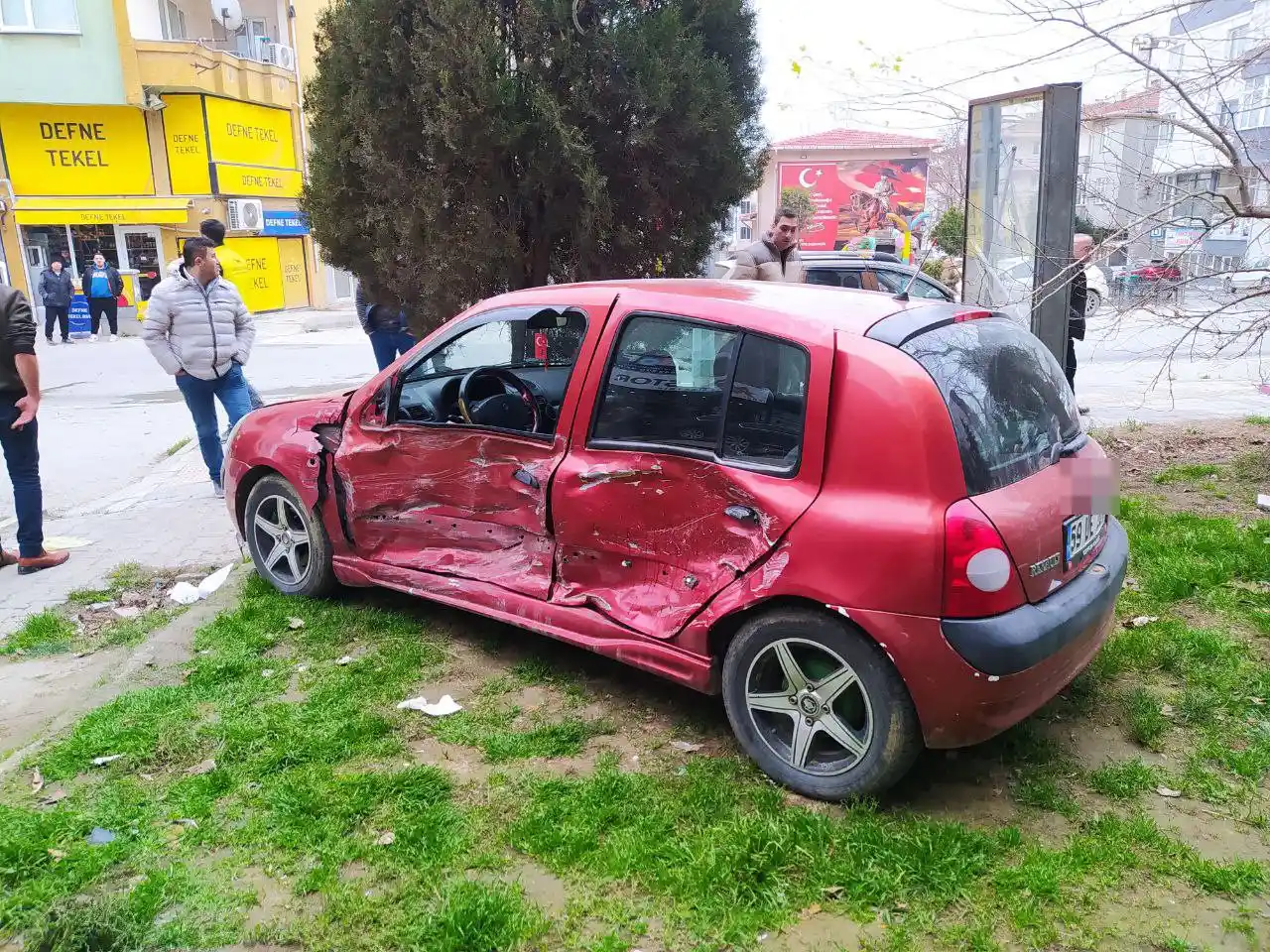 İki otomobilin çarpıştığı kazada faciadan dönüldü
