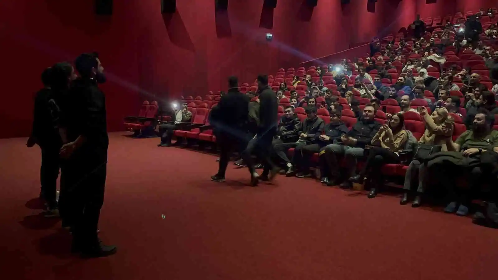 ’İllegal Hayatlar’ filmi oyuncuları Ceylan AVM’de seyirciyle buluştu
