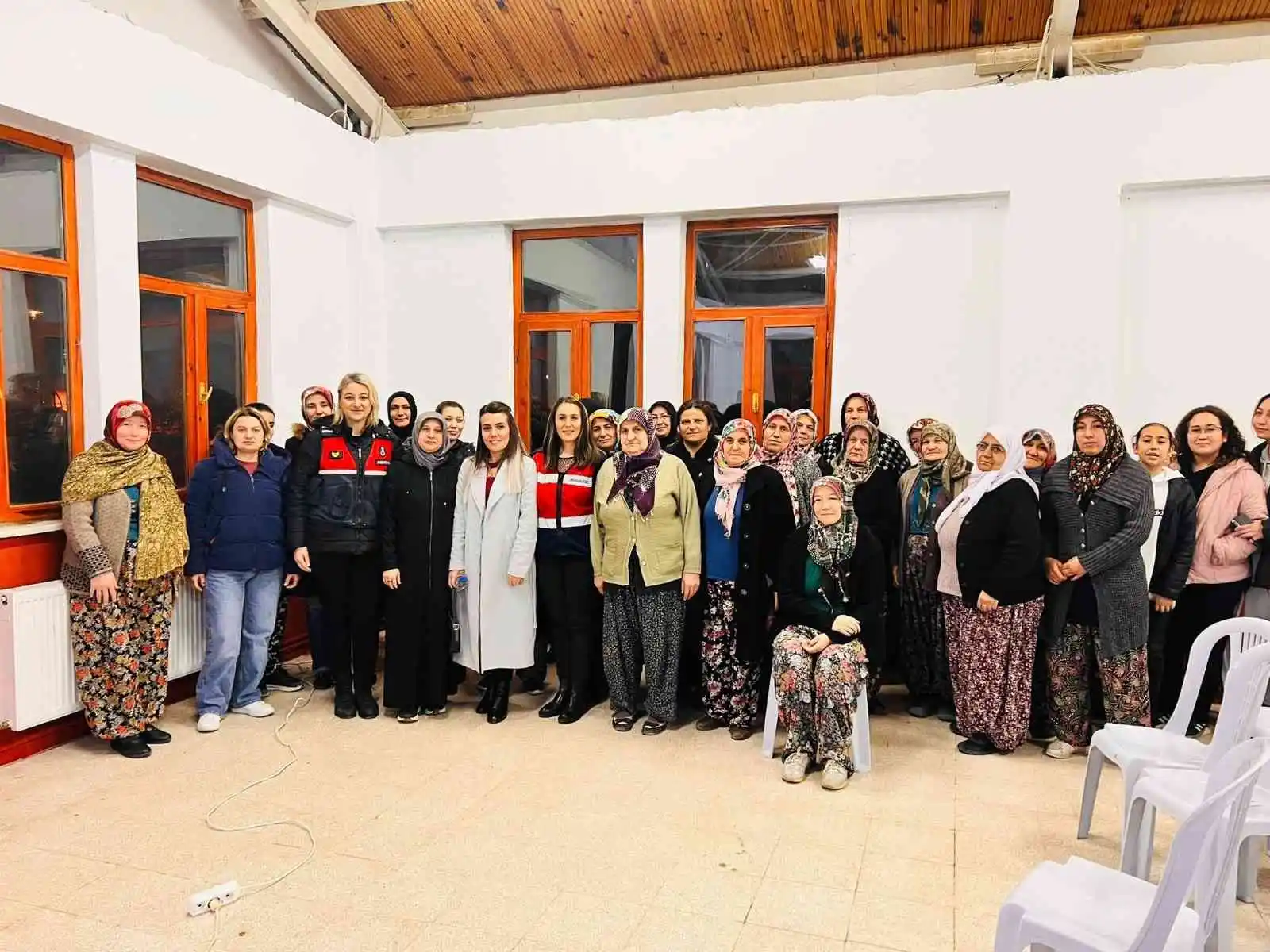Isparta'da 158 vatandaş "En İyi Narkotik Polisi Anne ve Siber Suçlarla Mücadele Eğitimi" aldı