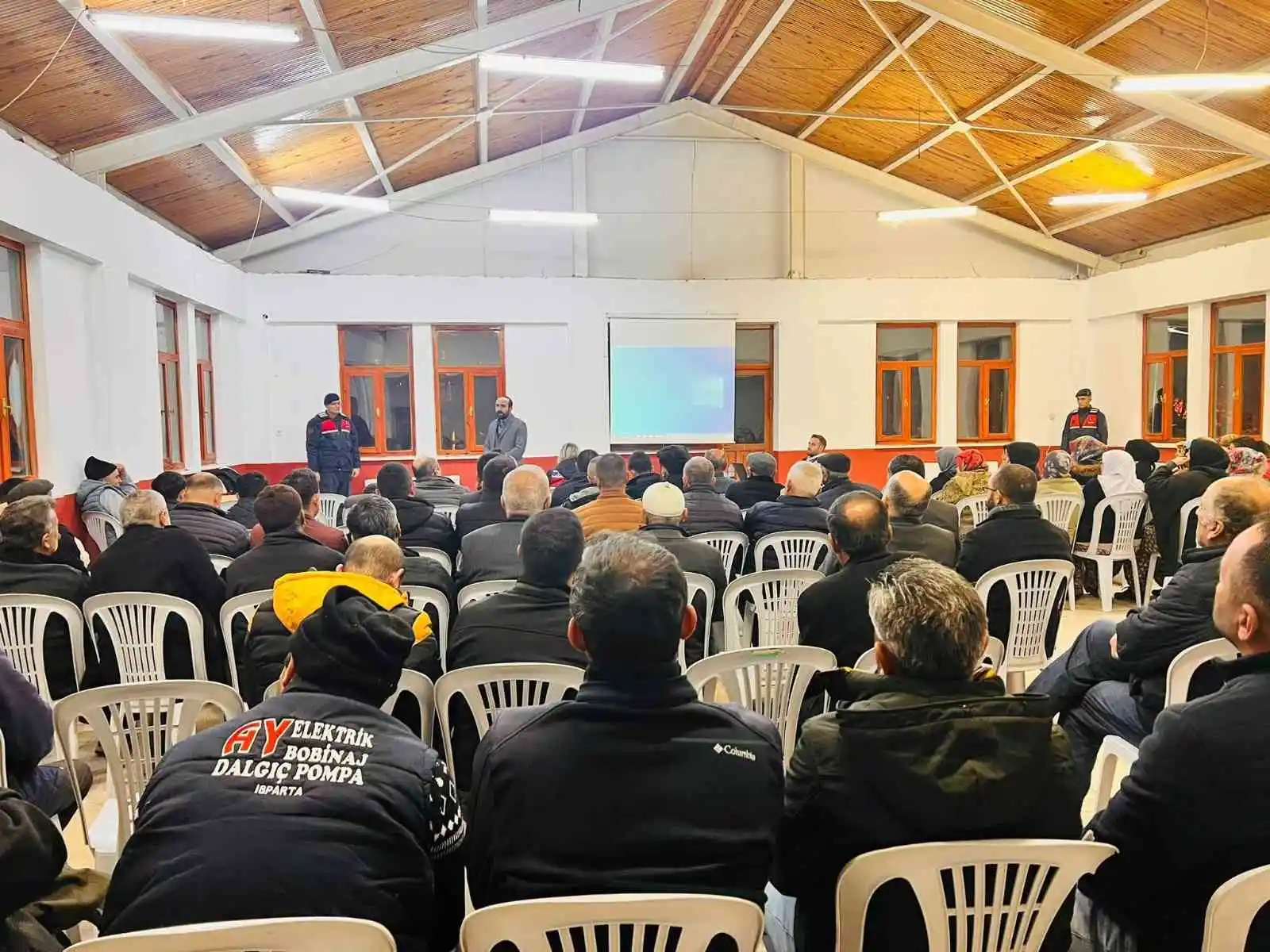 Isparta’da 158 vatandaş “En İyi Narkotik Polisi Anne ve Siber Suçlarla Mücadele Eğitimi” aldı