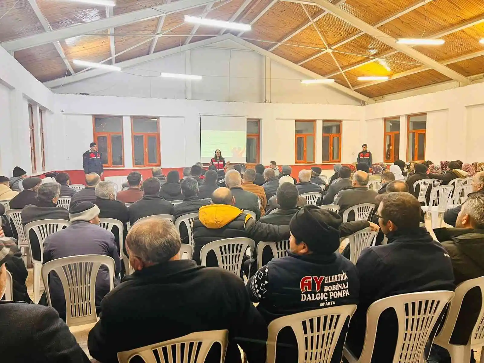 Isparta’da 158 vatandaş “En İyi Narkotik Polisi Anne ve Siber Suçlarla Mücadele Eğitimi” aldı