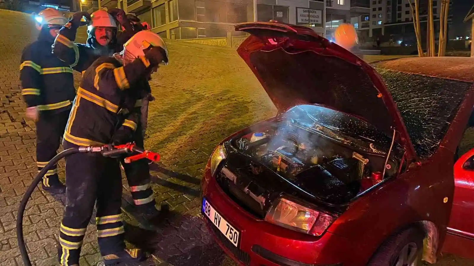 İtfaiyenin erken müdahalesi, otomobili tamamen yanmaktan kurtardı